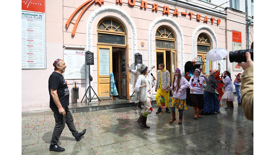  Режиссер Николай Коляда (слева) во время церемонии открытия XVI Международного театрального фестиваля современной драматургии &quot;Коляда-Plays&quot;
