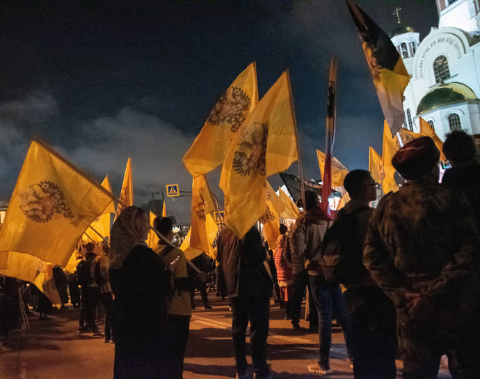 Шествие возглавили члены движения «Двухглавый орел» Константина Малофеева с иконами и флагами Российской империи 