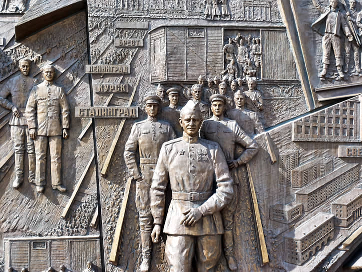 Памятник-барельеф «Железные дороги в истории России» в сквере у здания Управления Свердловской железной дороги (СвЖД)