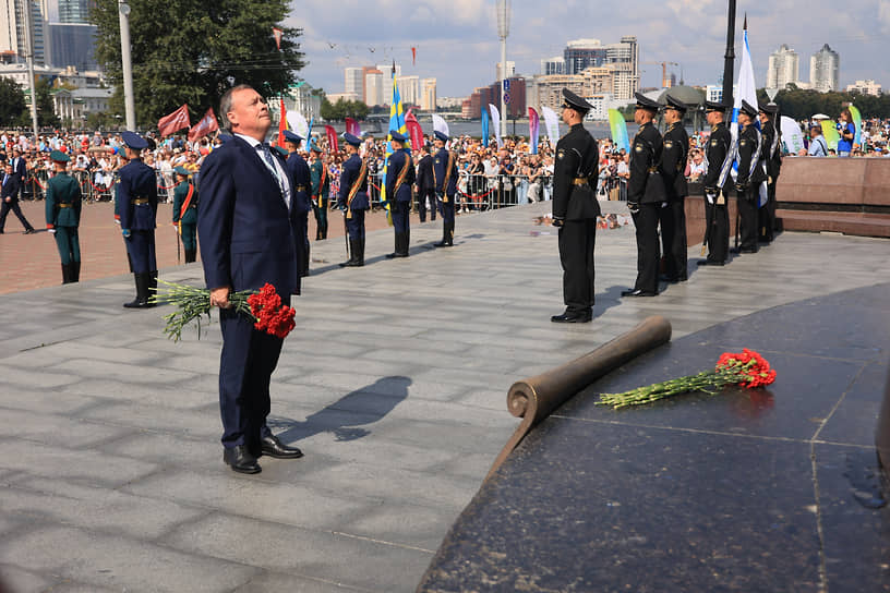Мэр Екатеринбурга Алексей Орлов возложил цветы к памятнику основателям города Василию Татищеву и Вильгельму де Геннину.