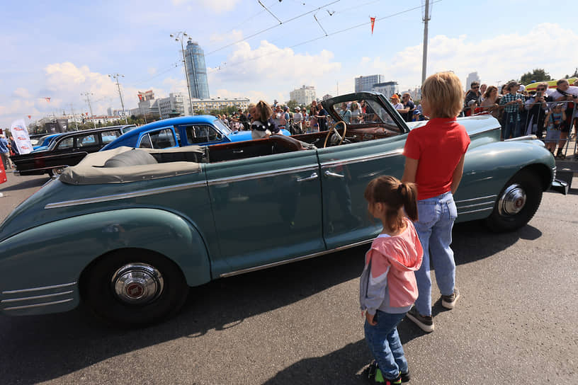Выставка ретро автомобилей и мотоциклов на плотине Городского пруда
