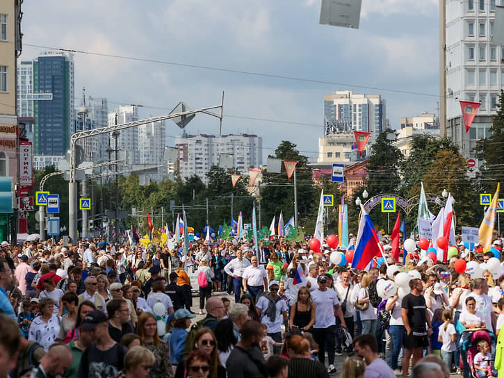 Праздничное шествие к памятнику основателям Екатеринбурга Василию Татищеву и Вильгельму де Геннину