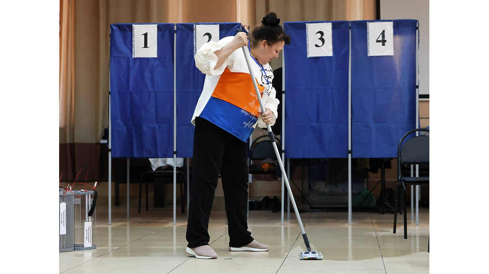 Уборщица во время подготовки избирательного участка