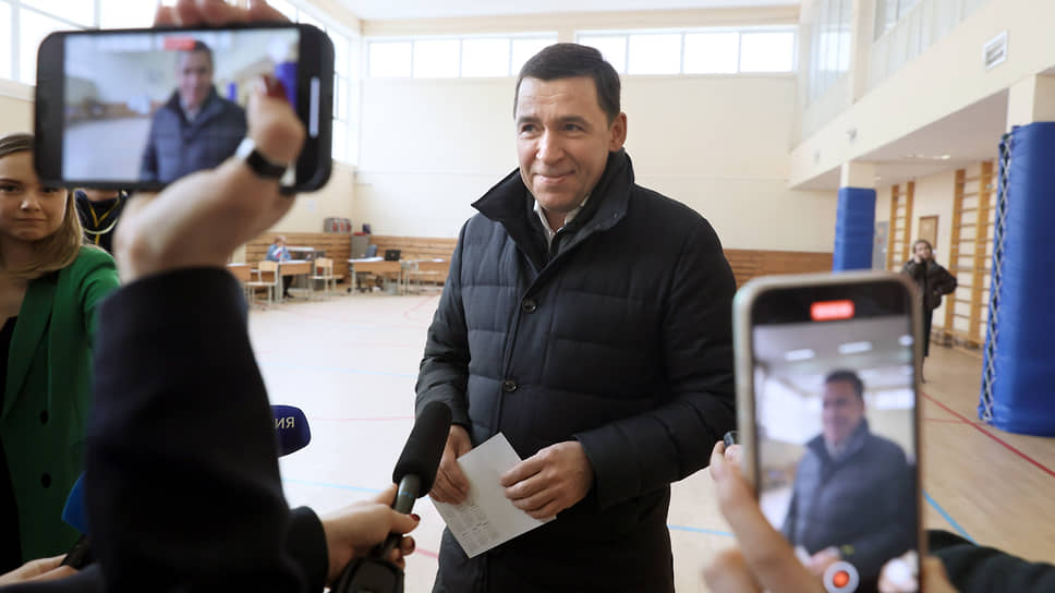 Губернатор Свердловской области Евгений Куйвашев во время голосования на избирательном участке