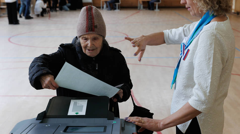 Избиратель во время голосования на избирательном участке