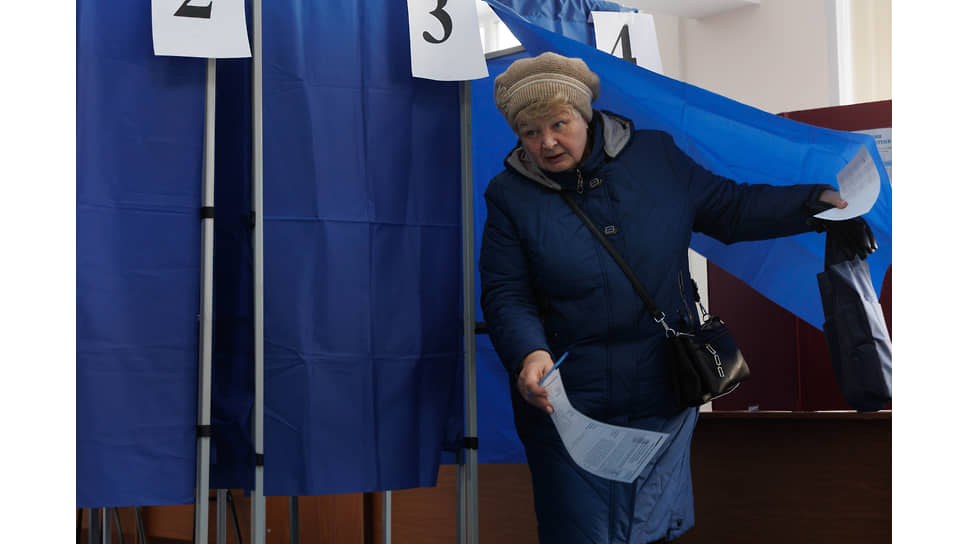 Избиратель во время голосования на избирательном участке