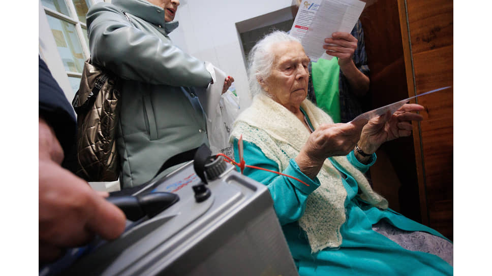 Пенсионерка во время выездного голосования