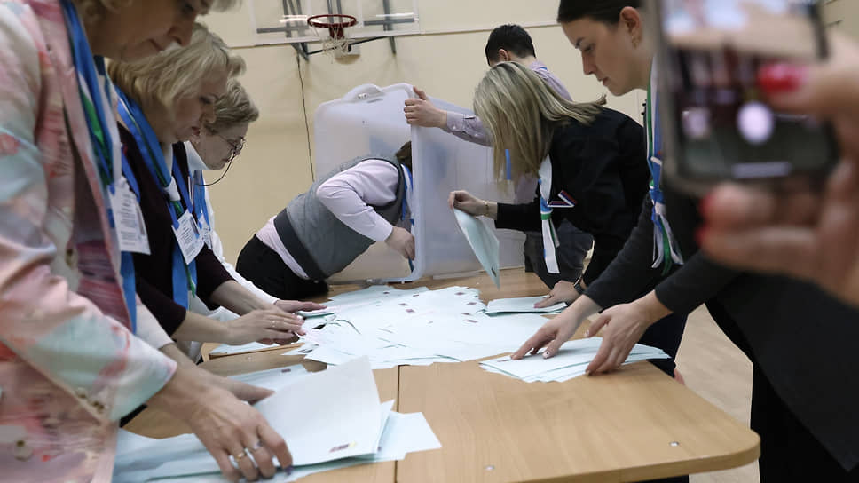  Работа избирательного участка. Сотрудники избирательной комиссии во время подсчета голосов
