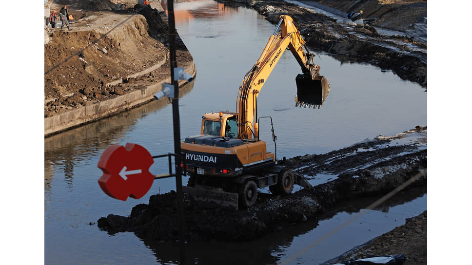 Экскаватор во время работ по реконструкции набережной реки Исеть