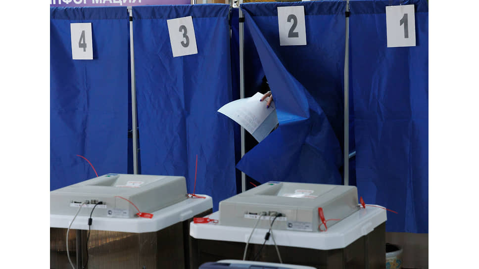 Избиратели во время голосования на избирательном участке