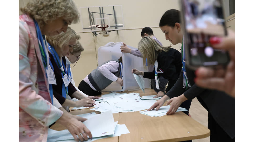 Сотрудники избирательной комиссии во время подсчета голосов