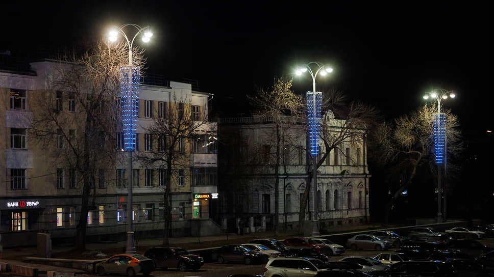 Акция &quot;Зажги синим&quot; в поддержку людей с аутизмом. Фонари на проспекте Ленина