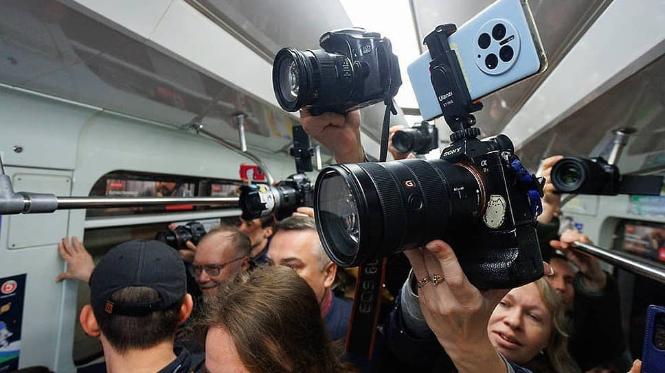  Журналисты во время церемонии открытия  движения &quot;Космического подвижного состава&quot; в Екатеринбургском метрополитене 
