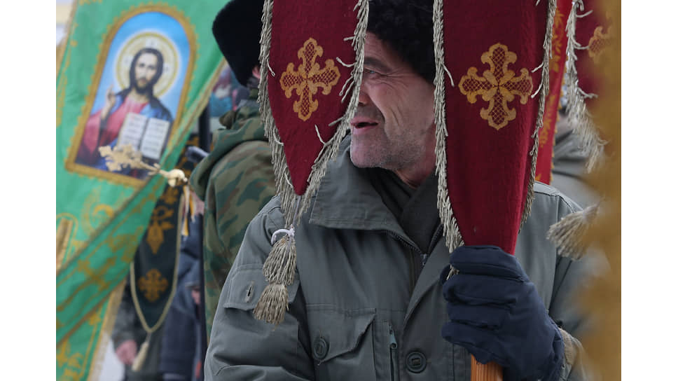 Праздничный пасхальный крестный ход от Свято-Троицкого собора до Храма-на-Крови в Екатеринбурге