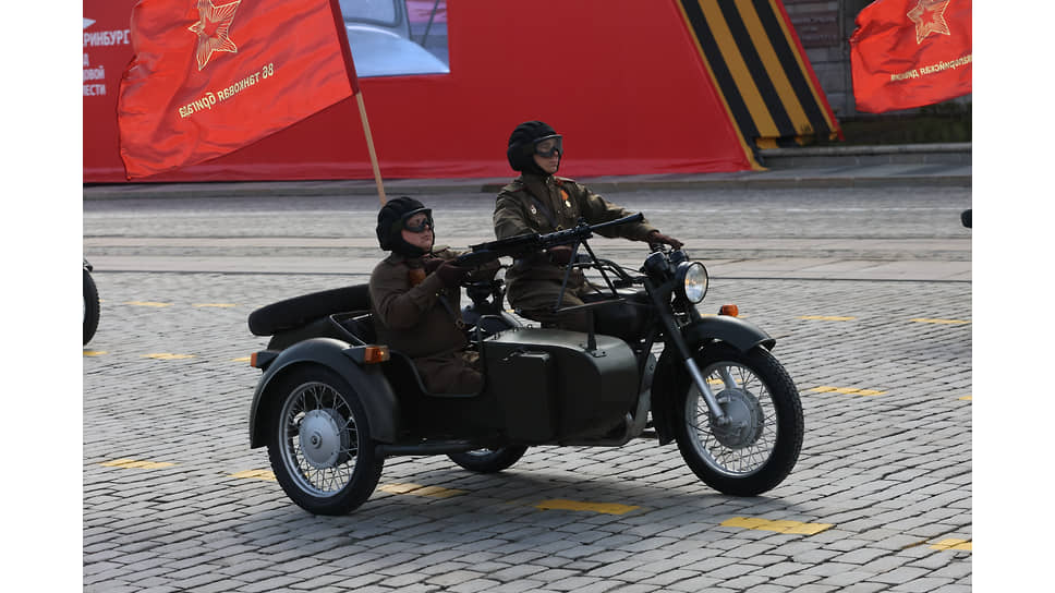 Мотоцикл &quot;Урал&quot; на параде Победы в центре Екатеринбурга