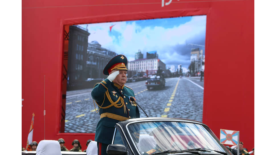 Генерал-майор Александр Линьков во время парада