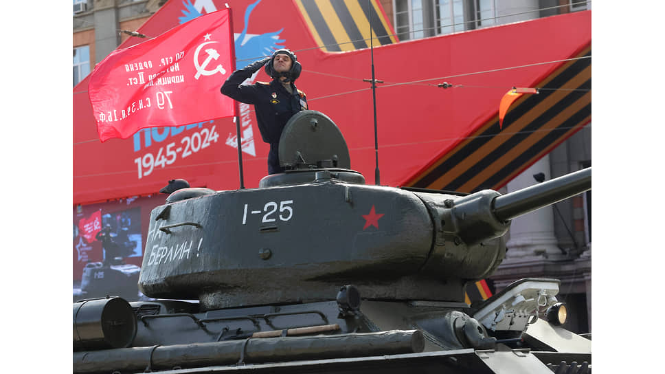 Танк &quot;Т-34&quot; во время парада в Екатеринбурге