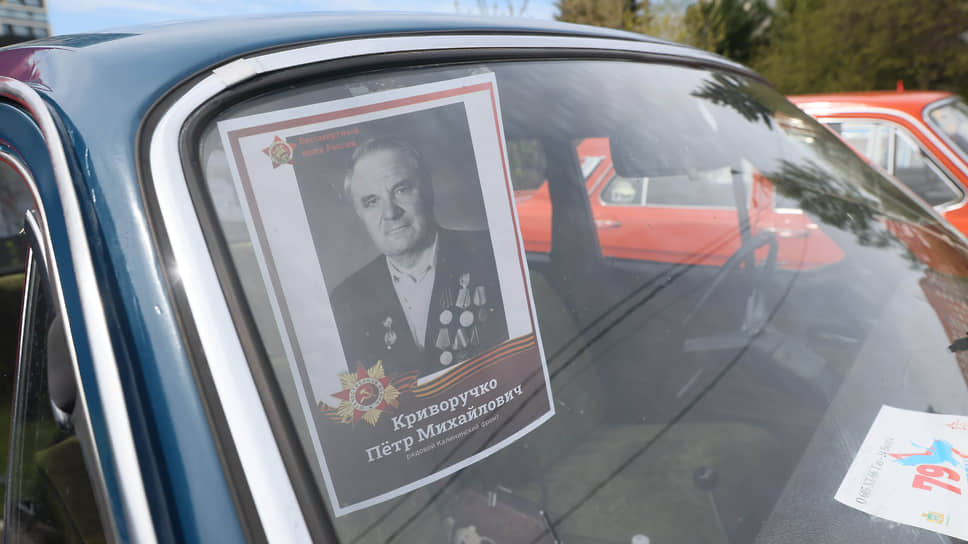 Портрет участника Великой Отечественной войны на лобовом стекле автомобиля