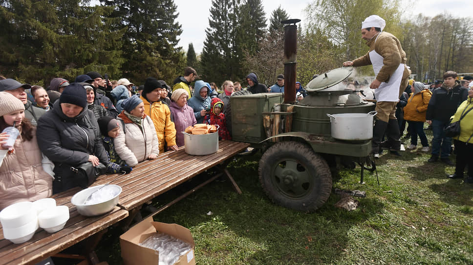 Посетители у полевой кухни на выставке техники времен Великой Отечественной войны
