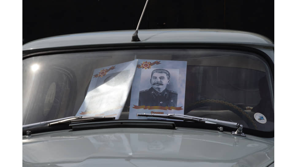 Портрет Иосифа Сталина на стекле автомобиля