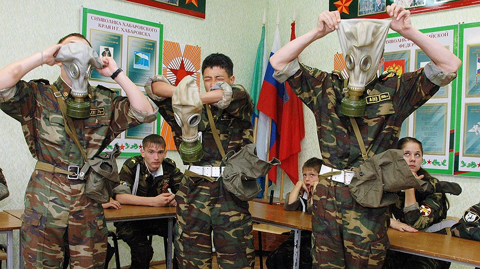 На базе регионального Центра патриотического воспитания подростки проходят военную подготовку