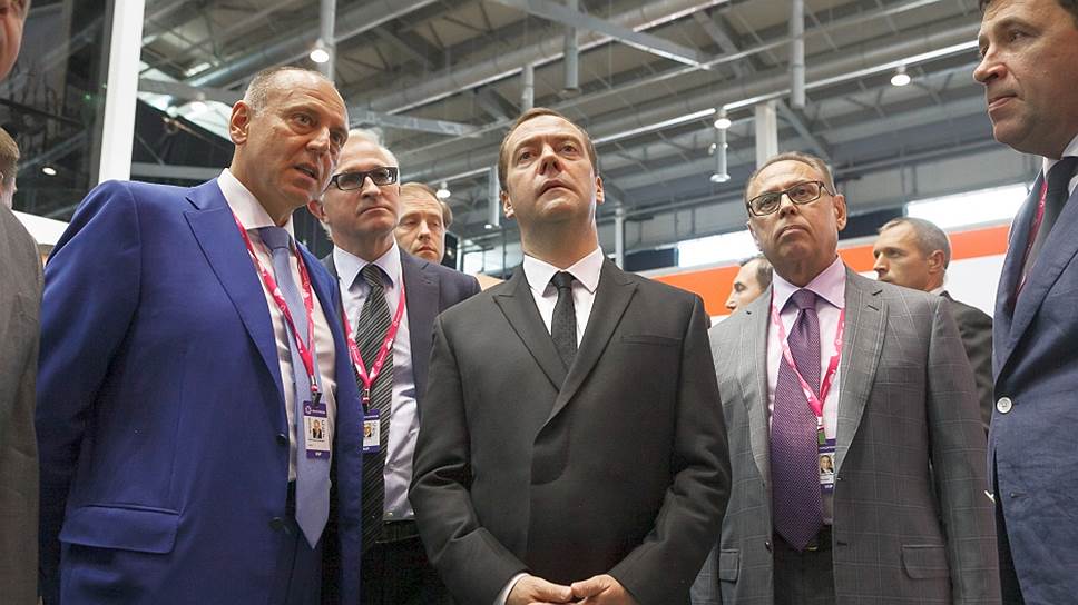 Председатель совета директоров ТМК Дмитрий Пумпянский (слева) рассказывает Дмитрию Медведеву о своем стенде