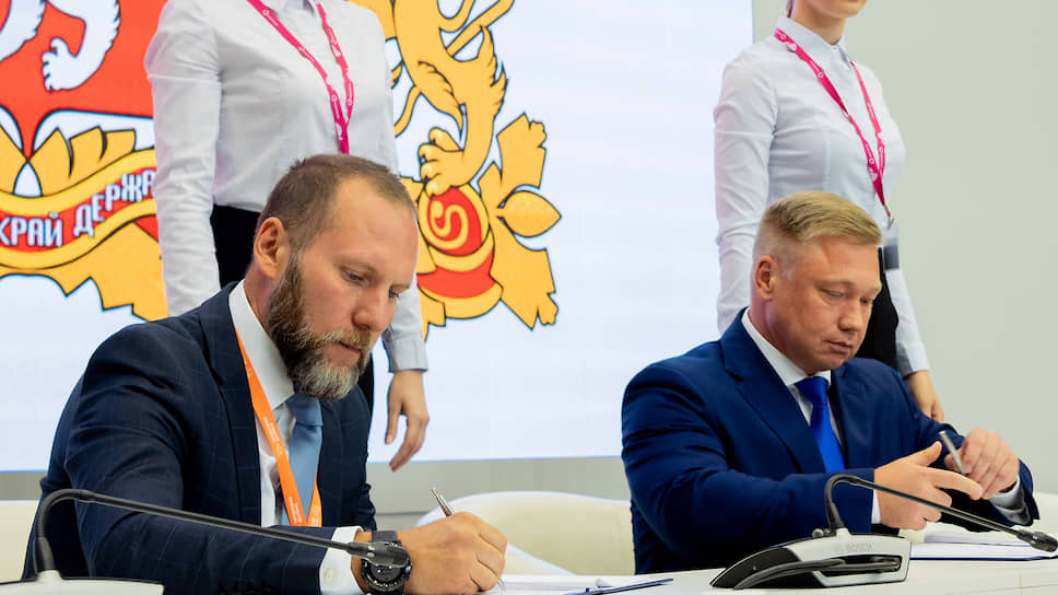 Гендиректор «Титановой долины» Артемий Кызласов (слева) во время подписания соглашения с холдингом «Тагильская сталь»