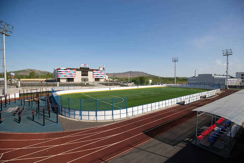 Вид на ТРЦ "Медь", открытую арену и здание спорткомплекса "Металлург"в Карабаше