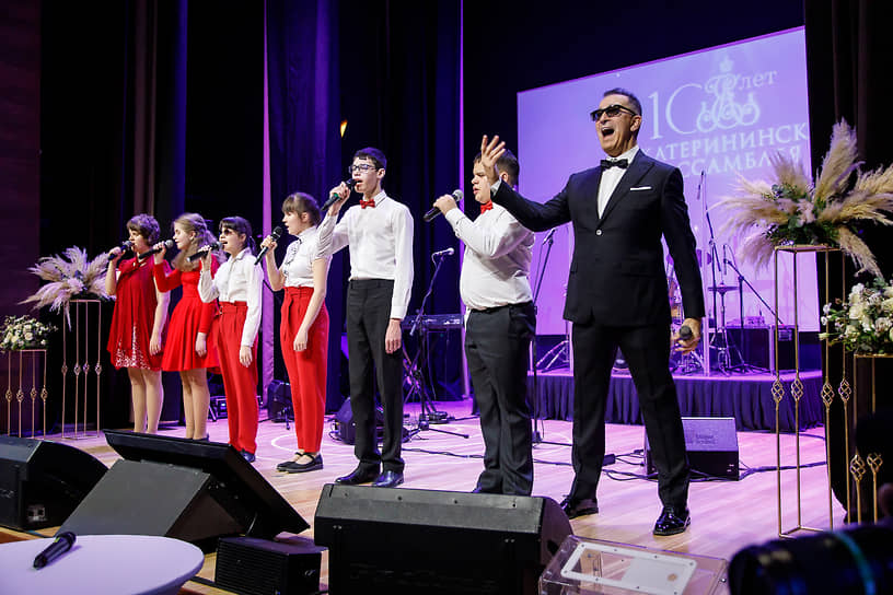 Традиционно на благотворительном вечере выступают звезды российской эстрады. Справа на фото Александр Буйнов