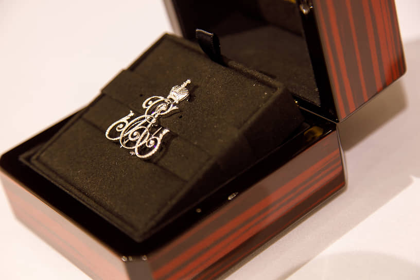 Усыпанный бриллиантами символ Екатерининской ассамблеи, который в 2020 году изготовил ювелирный дом Chamovskikh