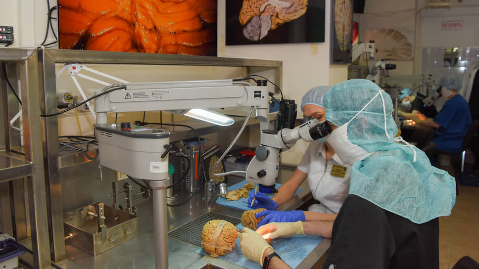 Подготовка нейрохирургов проходит в уникальных учебных лабораториях ФЦН — аналогах нейрохирургических мини-операционных