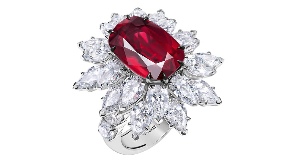 Кольцо с рубином и бриллиантами, белое золото.