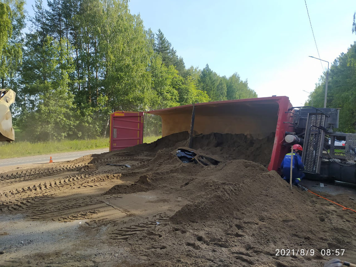 В Удмуртии в результате ДТП полуприцеп с песком опрокинулся на легковушку –  Коммерсантъ Ижевск