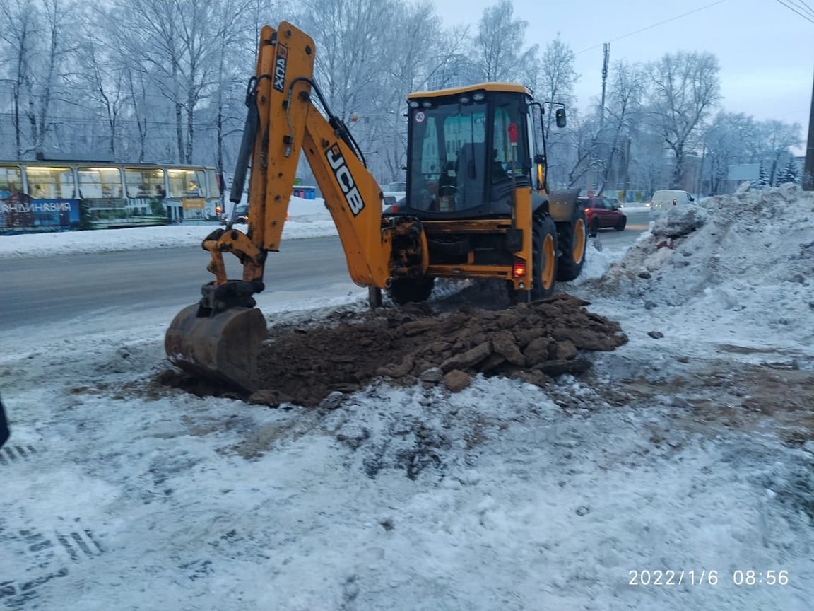 4 единицы техники устраняют последствия прорыва водопровода в Ижевске –  Коммерсантъ Ижевск