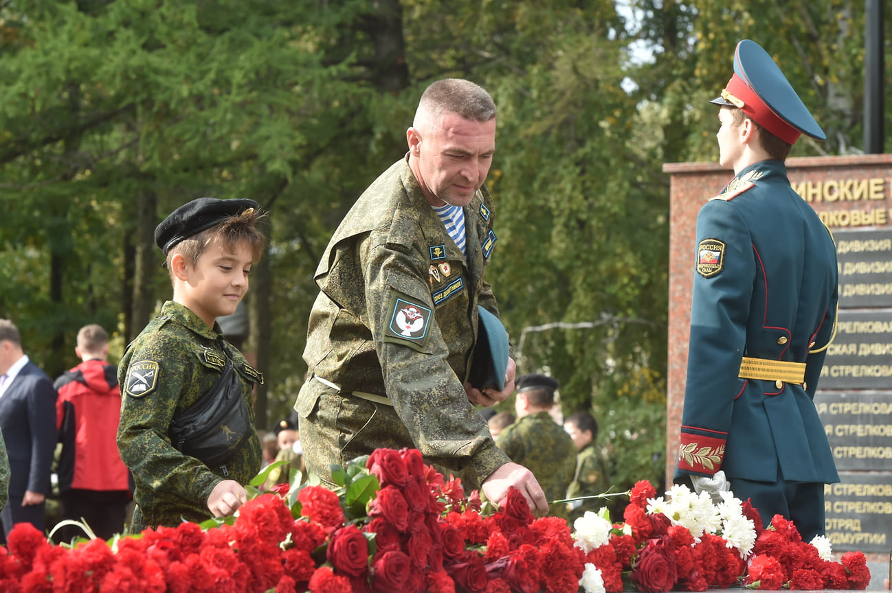 В День оружейника в Ижевске возложили цветы к Монументу боевой и трудовой  славы – Коммерсантъ Ижевск