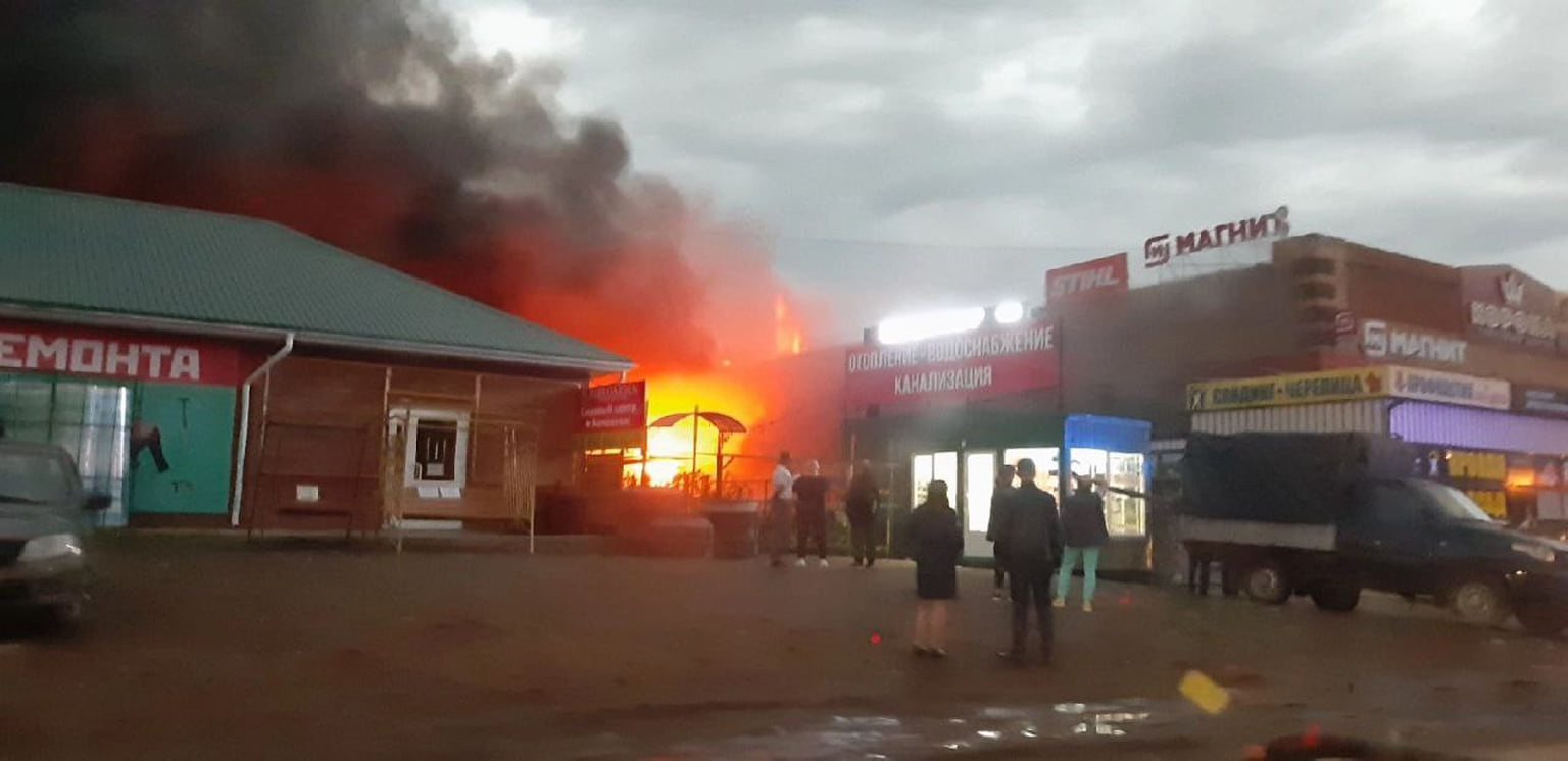 Пристрой торгового центра загорелся в селе Завьялово в Удмуртии –  Коммерсантъ Ижевск