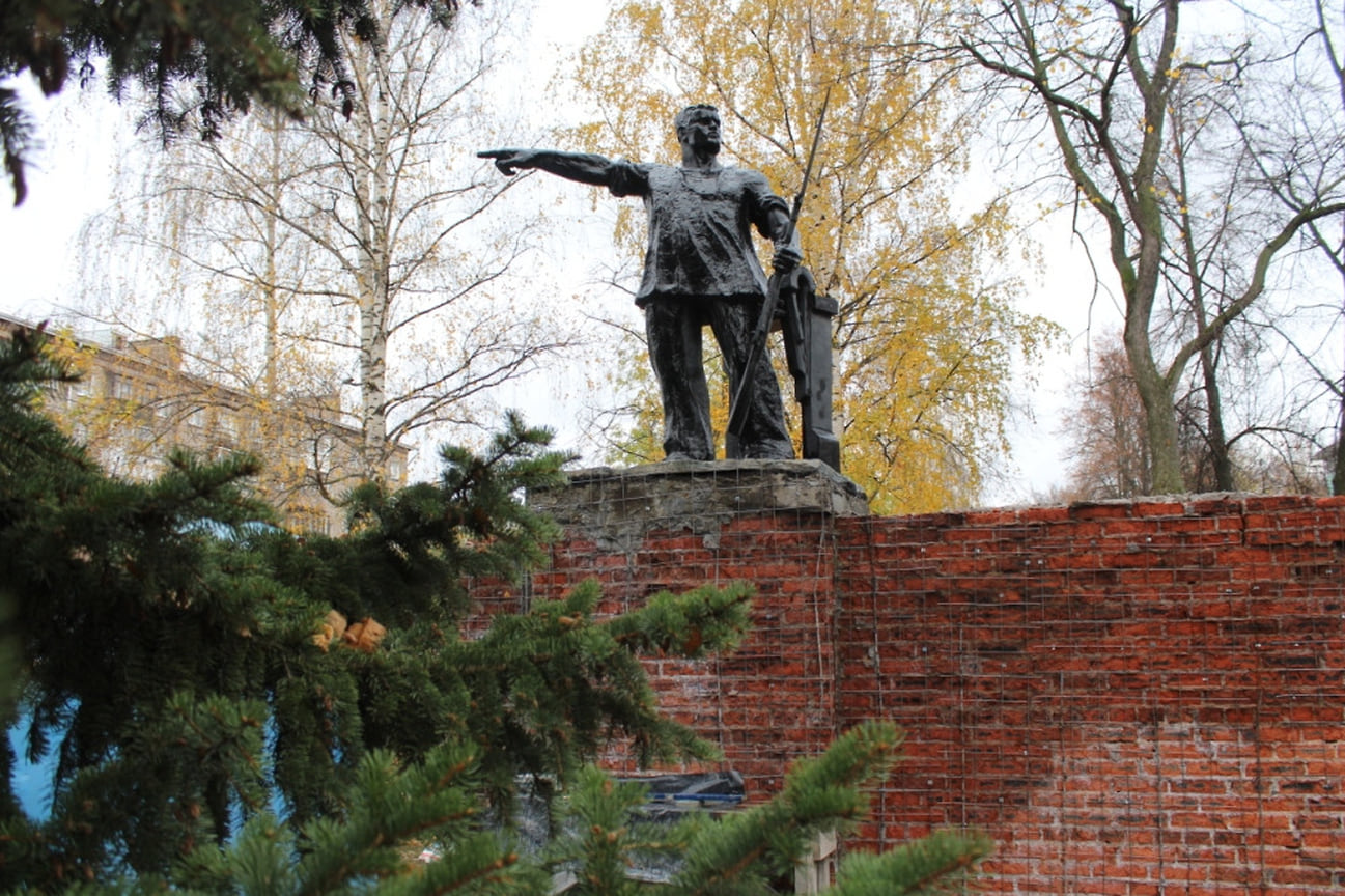 Памятник рабочему-революционеру Ивану Пастухову в Ижевске отремонтируют  впервые за 90 лет – Коммерсантъ Ижевск