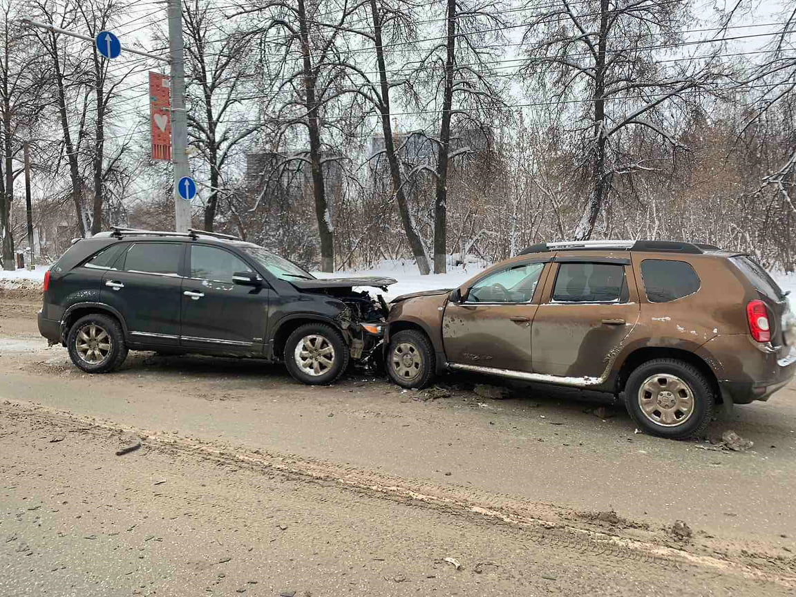 Водитель Mercedes и его пассажир пострадали в ДТП с участием четырех  автомобилей в Ижевске – Коммерсантъ Ижевск