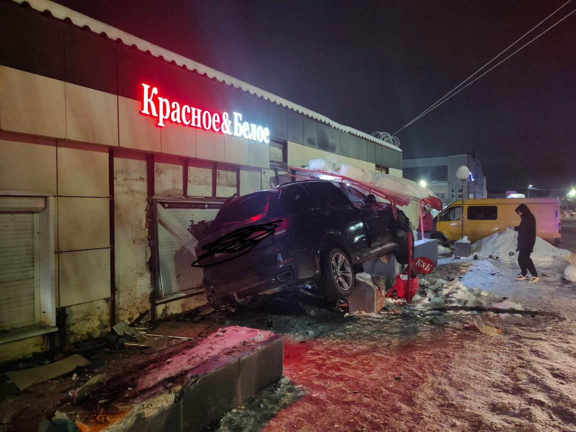 Водитель BMW в Сарапуле сбил пешехода и врезался в магазин – Коммерсантъ  Ижевск