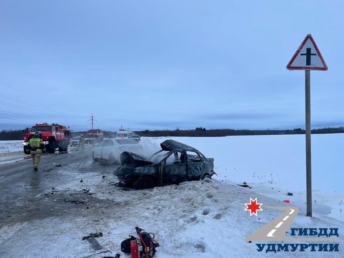 Два человека погибли в загоревшемся при ДТП автомобиле в Удмуртии –  Коммерсантъ Ижевск