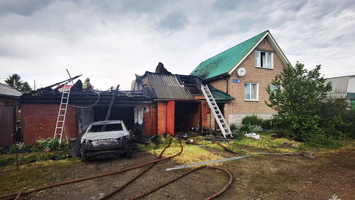 Два дома и автомобиль пострадали при пожаре на улице Радищева в Сарапуле –  Коммерсантъ Ижевск