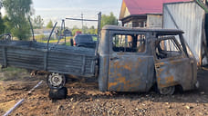 При пожаре в селе в Удмуртии пострадал мужчина и сгорели два транспортных средства