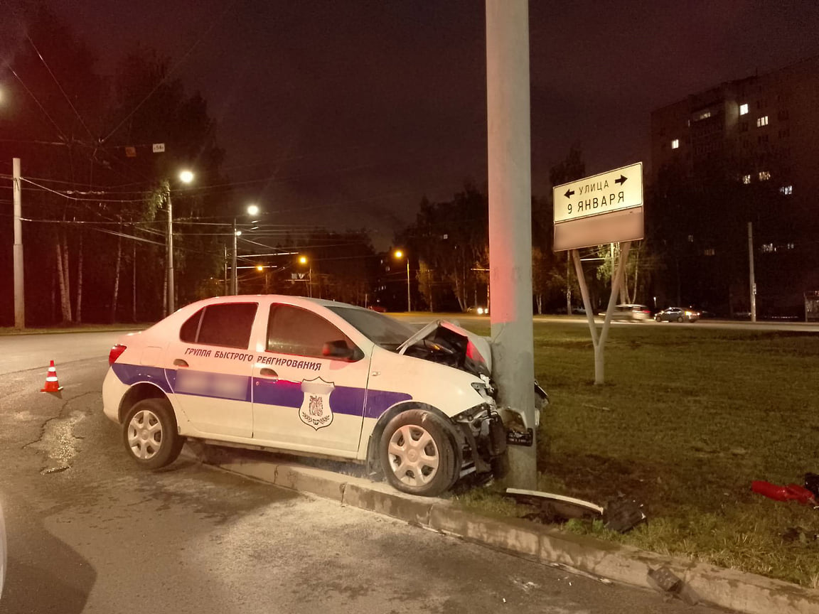 Водитель за рулем автомобиля охранного предприятия протаранил столб на  улице Ворошилова в Ижевске – Коммерсантъ Ижевск