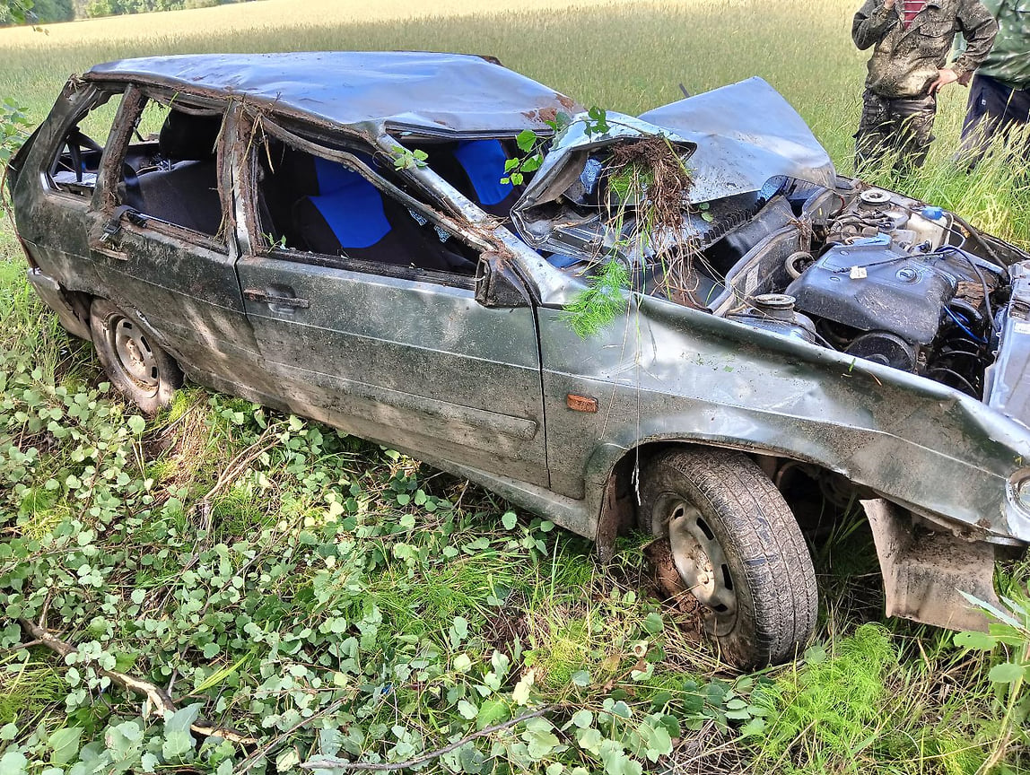 Автомобиль съехал в кювет и перевернулся в Глазовском районе Удмуртии –  Коммерсантъ Ижевск