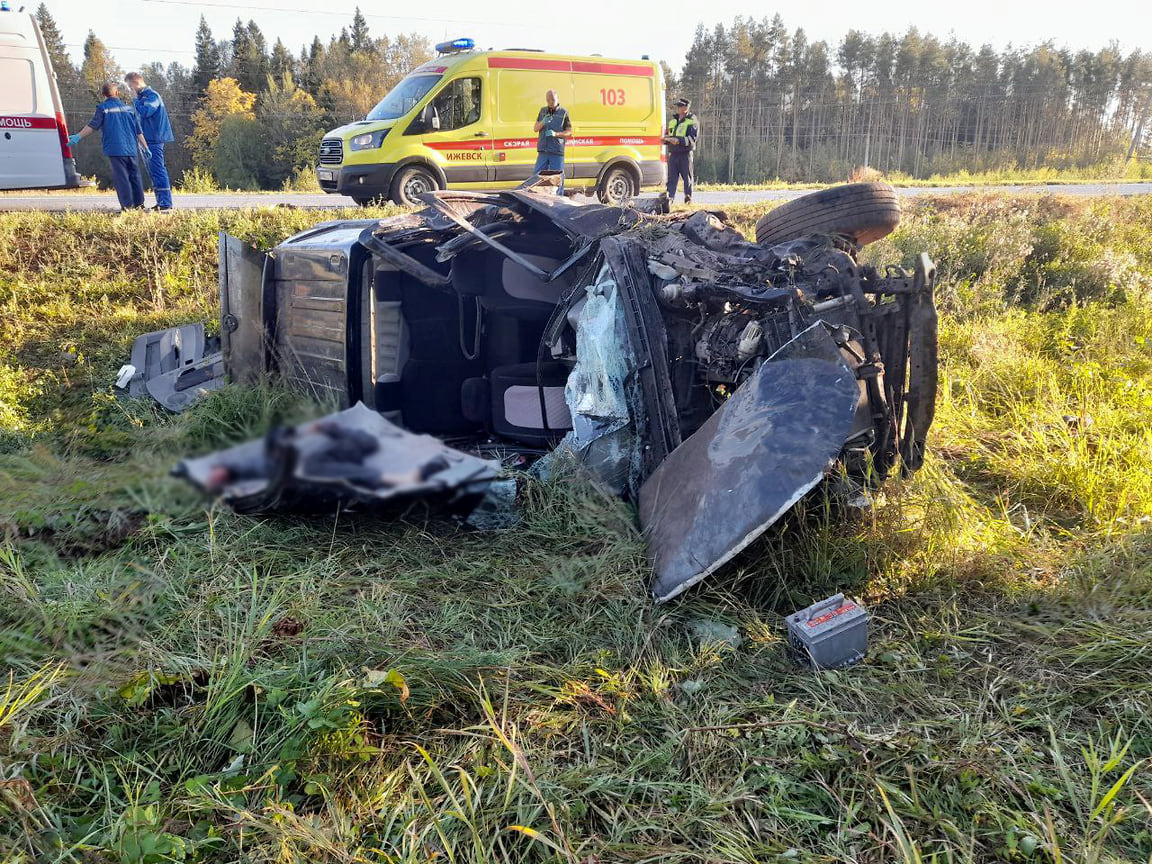 Мужчина погиб и трое пострадали в перевернувшемся в Удмуртии автомобиле –  Коммерсантъ Ижевск