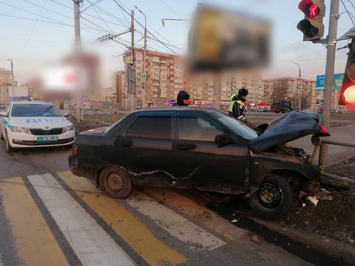 В Ижевске водитель авто наехал на опору светофора, уходя от погони  полицейских – Коммерсантъ Ижевск