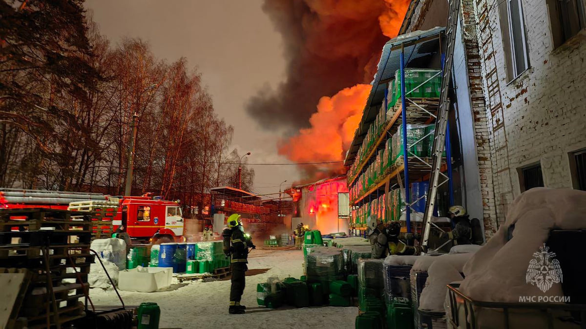 На месте крупного пожара в Ижевске ликвидировали открытое горение –  Коммерсантъ Ижевск