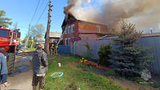 Частный двухквартирный дом загорелся в Ижевске