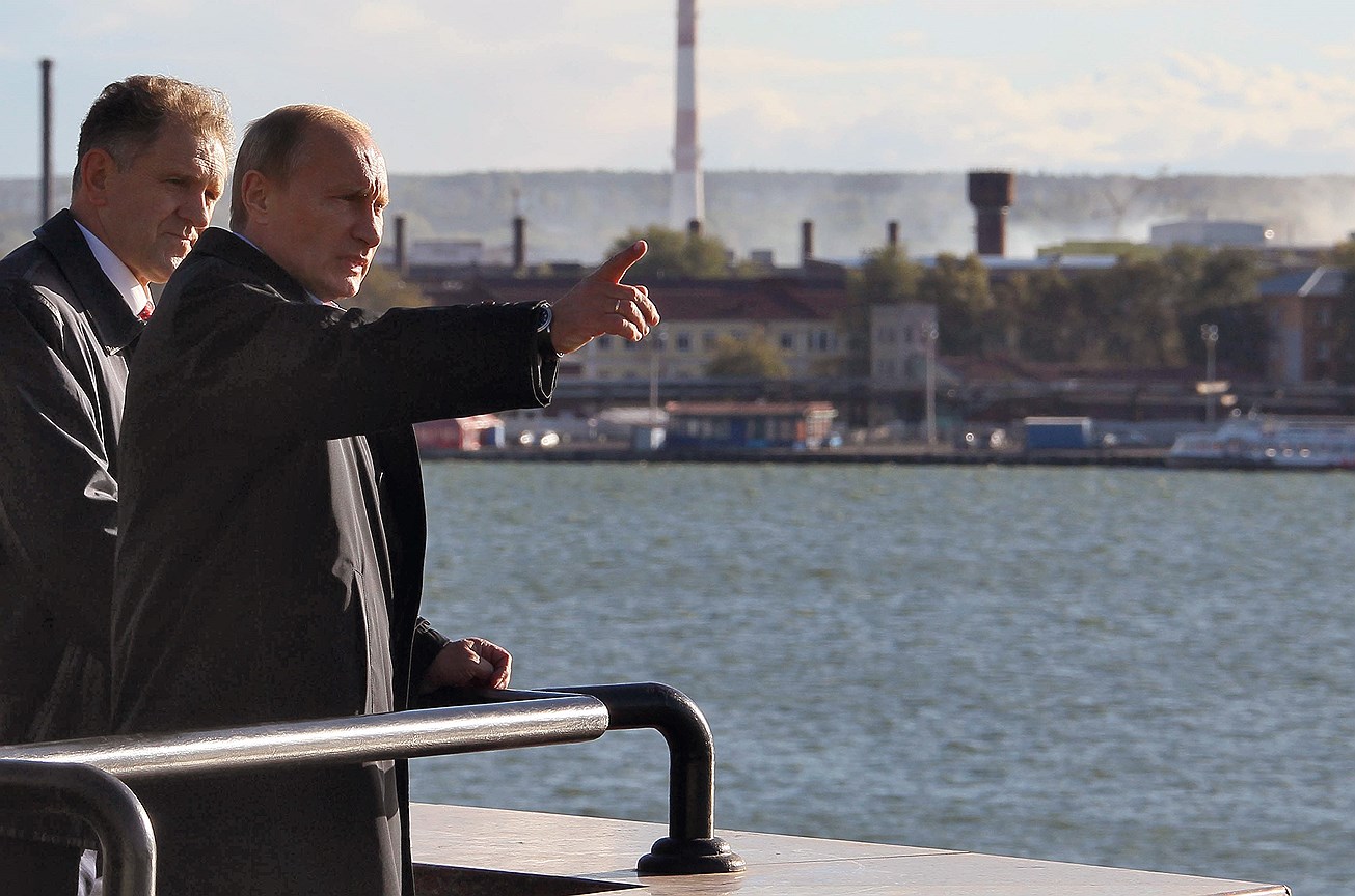 Президент Удмуртии Александр Волков и в тот момент председатель правительства России Владимир Путин во время осмотра набережной Ижевского водохранилища.
