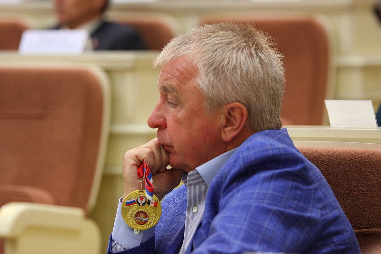 Валерий Бузилов, возглавлявший парламентскую комиссию по экономике, во время работы созыва избрался депутатом Госдумы РФ. 